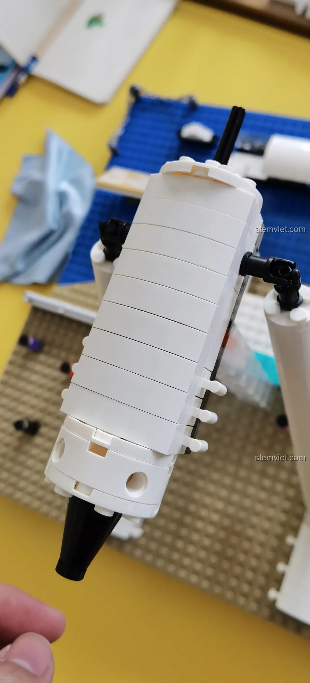 Lỗi thoát khuôn nhỏ trên mảnh ghép 1x1 của bộ lắp ghép London Eye WANGE 6215, một điểm cần cải thiện.