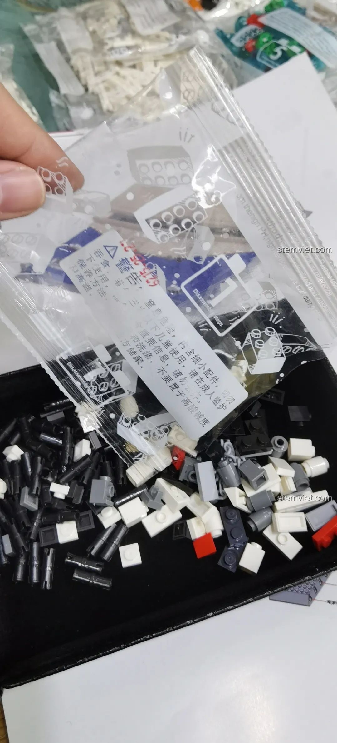 Sách hướng dẫn lắp ráp của bộ lắp ghép London Eye WANGE 6215, với hình ảnh sản phẩm và thông tin chi tiết.