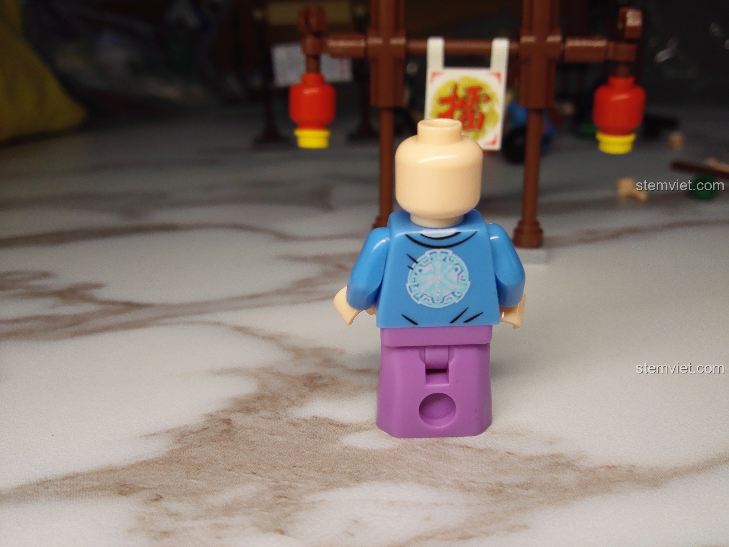 Mặt sau của minifigure Lữ Tú Tài trong bộ KAZI KY5006.