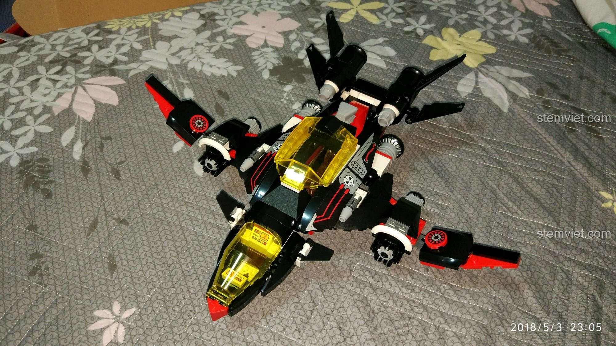 Mặt dưới của Máy Bay Ném Bom Tia Chớp Đen Enlighten 2716, bộ lắp ghép Máy bay tương lai cho con trai 6 tuổi