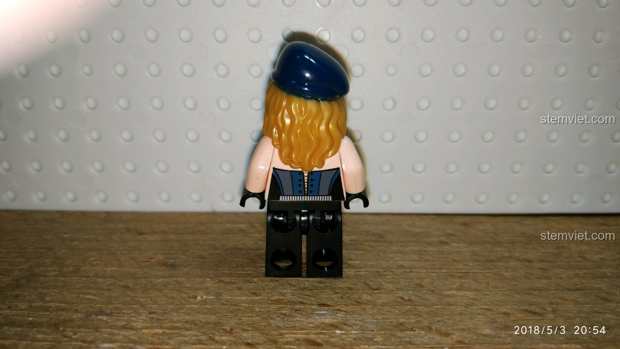 Mặt sau của nhân vật minifigure nữ Enlighten 2714, bộ lắp ghép Máy bay tương lai cho con trai 6 tuổi