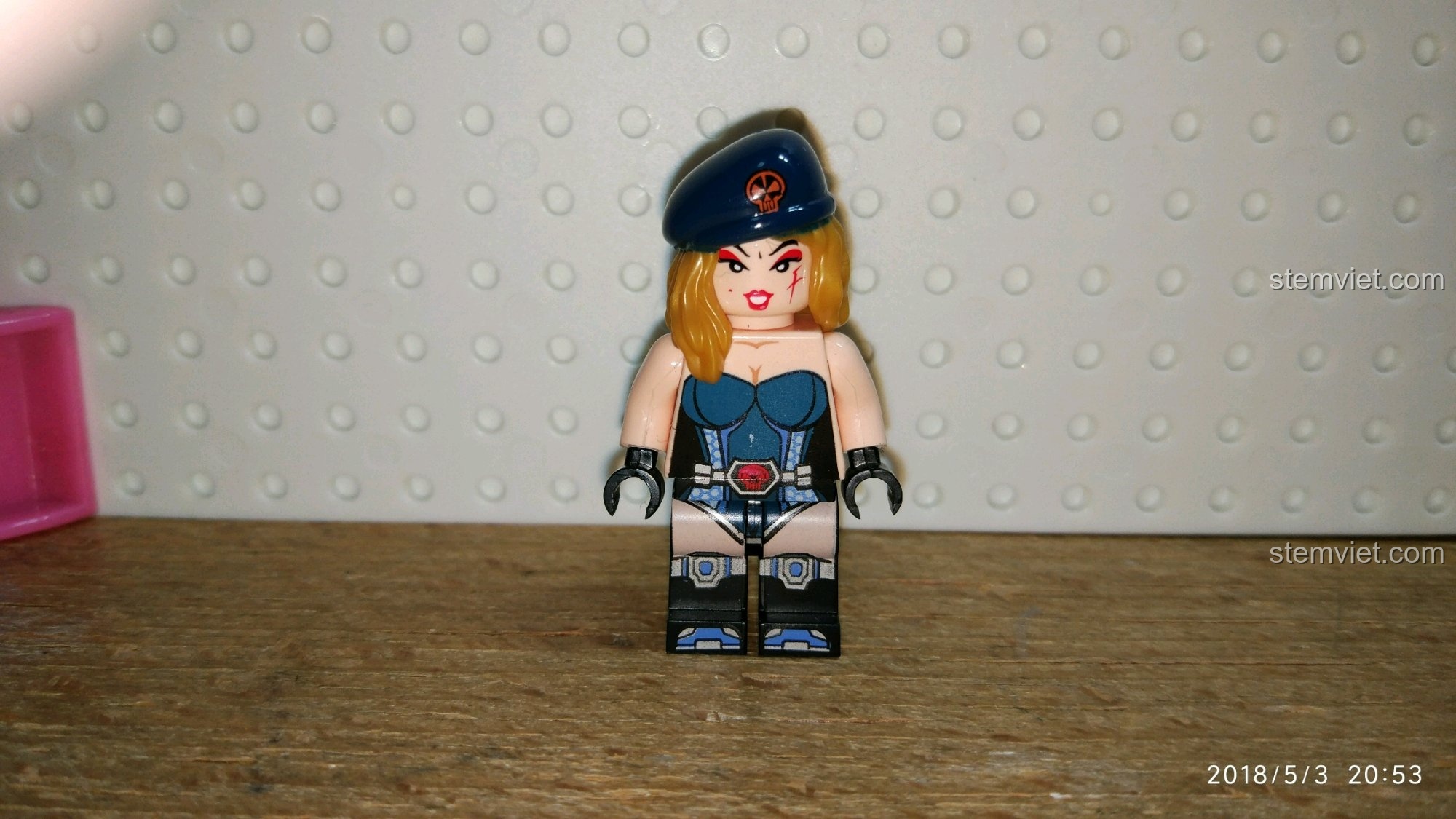 Nhân vật minifigure nữ của bộ Enlighten 2714, bộ lắp ghép Máy bay tương lai QMAN 2716 siêu tiết kiệm