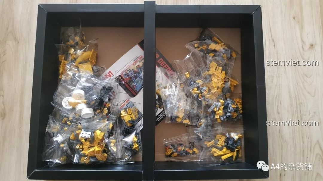 Các túi linh kiện được phân loại rõ ràng bên trong hộp đồ chơi lắp ghép Mô Hình Bumblebee Panlos Brick 621019, giúp quá trình lắp ráp dễ dàng hơn cho trẻ em.