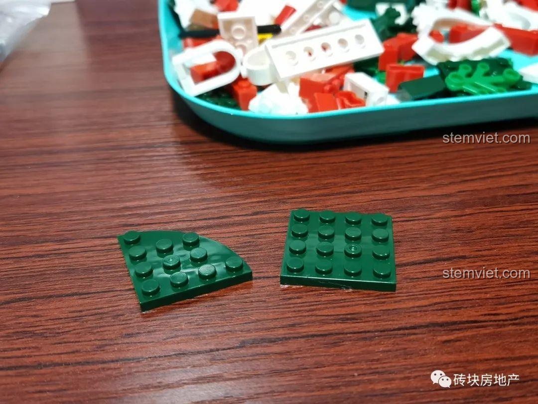 Các mảnh ghép màu xanh lá cây của bộ Hộp nhạc Giáng Sinh Zhe Gao QL0981, cho thấy chất lượng đúc và các điểm nối.