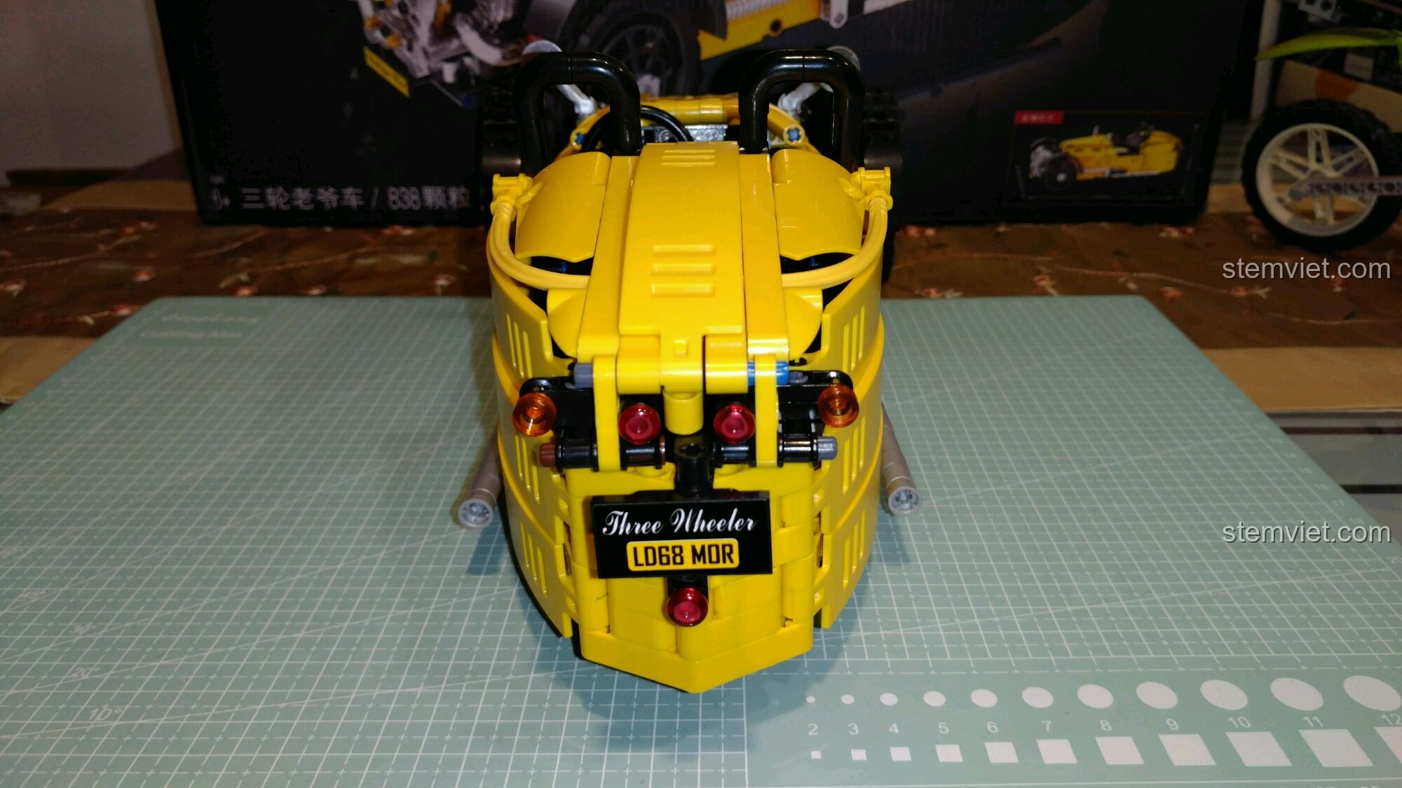 Mô hình hoàn chỉnh của bộ lắp ghép Mô Hình Xe Morgan 3 Wheeler 65 từ góc nhìn phía trước.