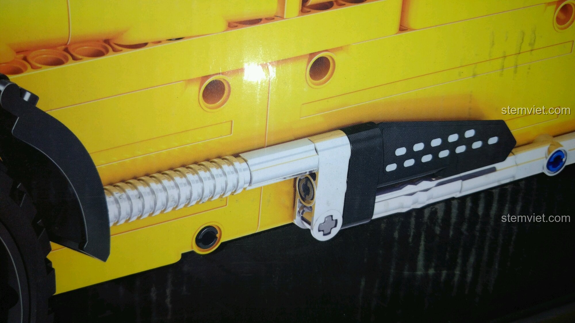 Chi tiết ống xả và bên hông xe trên hộp bộ lắp ghép Mô Hình Xe Morgan 3 Wheeler 65.