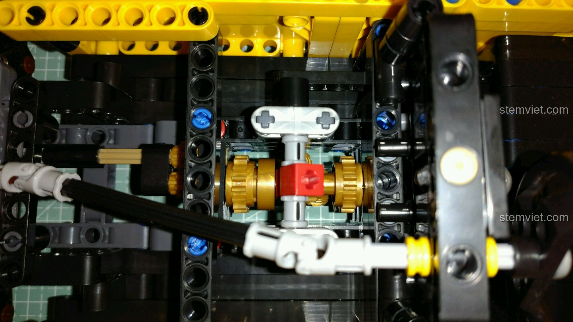 Góc nhìn từ trên xuống của đuôi xe bộ lắp ghép Mô Hình Xe Morgan 3 Wheeler 7065.