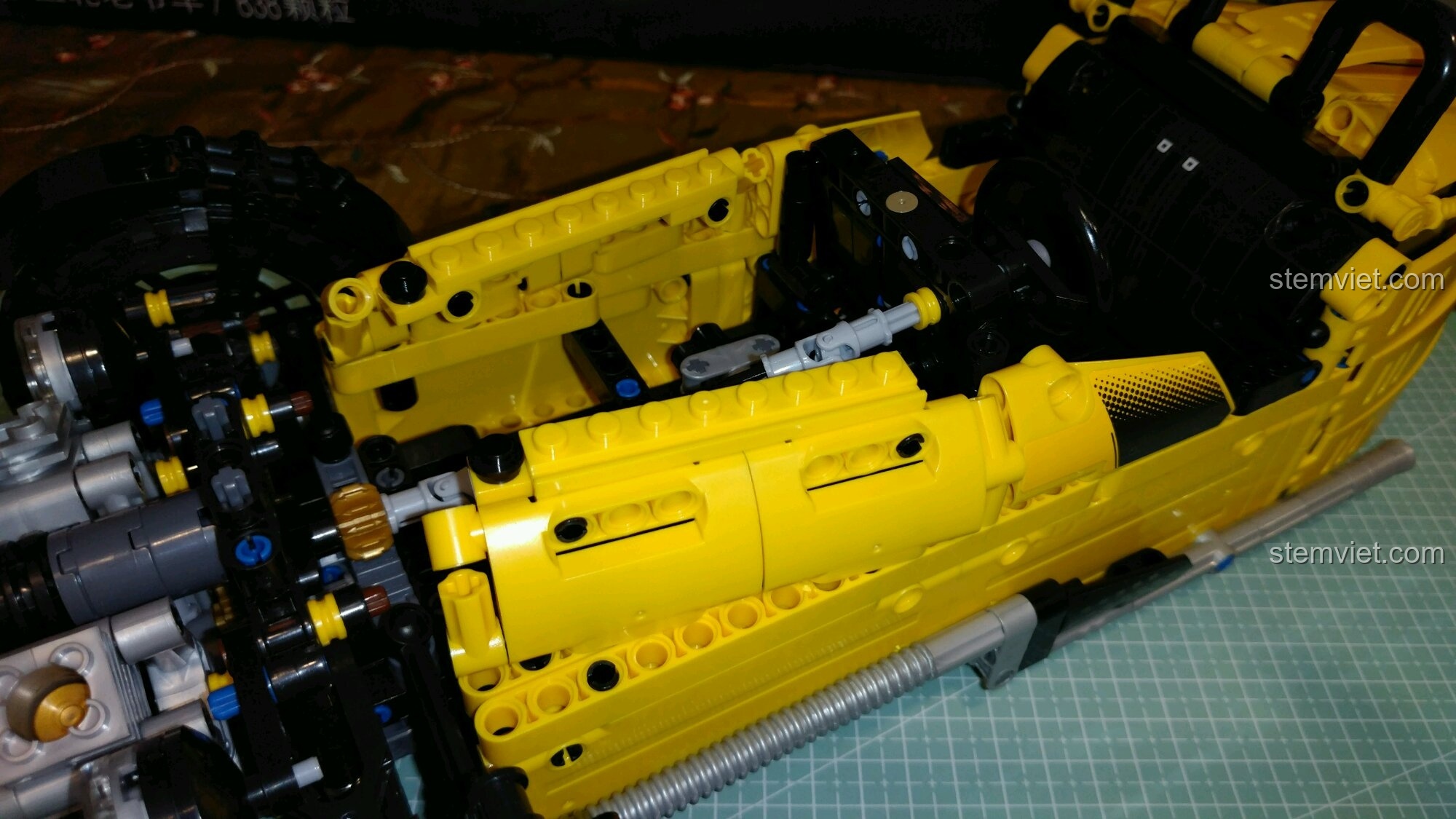 Mô hình hoàn chỉnh của bộ lắp ghép Mô Hình Xe Morgan 3 Wheeler 7065 từ góc nhìn phía trước.