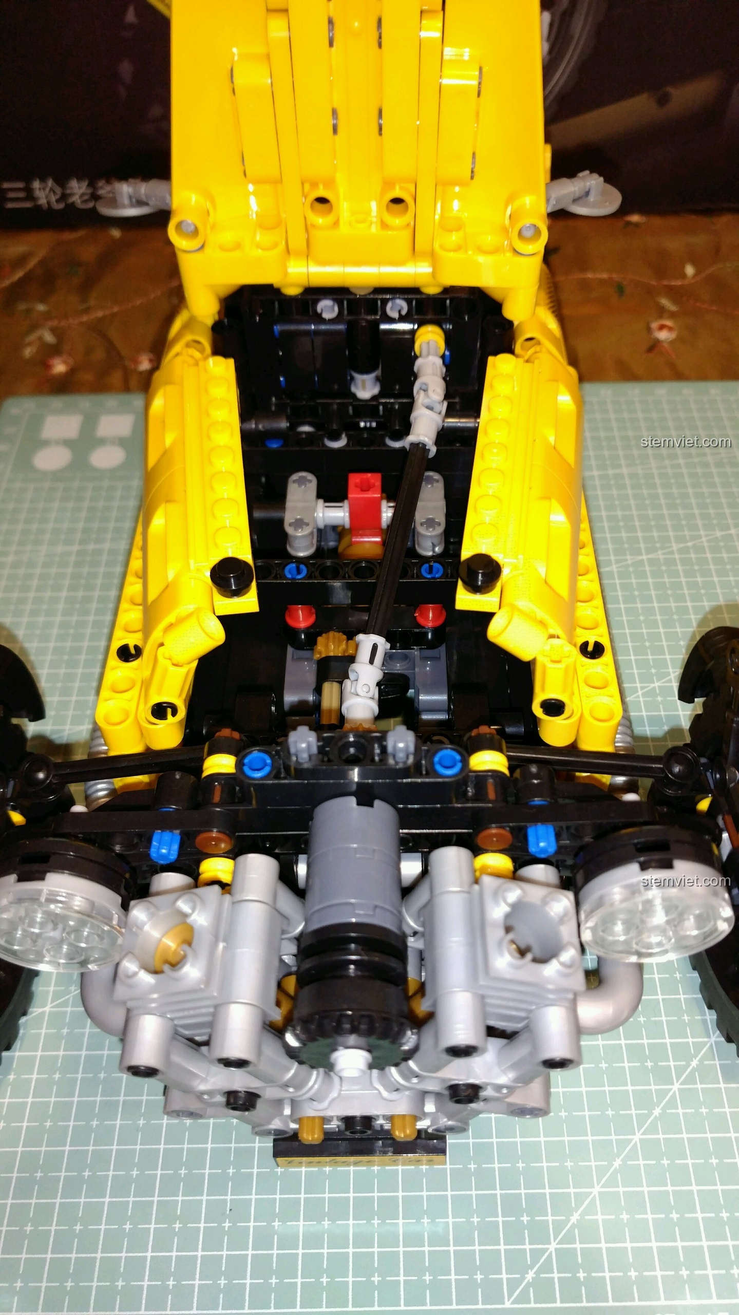 Mô hình hoàn chỉnh của bộ lắp ghép Mô Hình Xe Morgan 3 Wheeler 7065 từ góc nhìn phía trước.