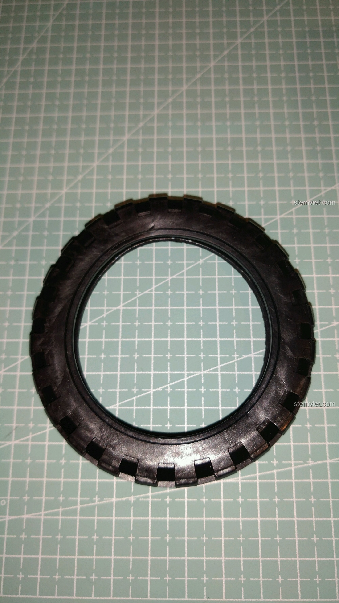 Tổng thể lốp xe của bộ lắp ghép Mô Hình Xe Morgan 3 Wheeler 7065, giữ hình dáng tốt.