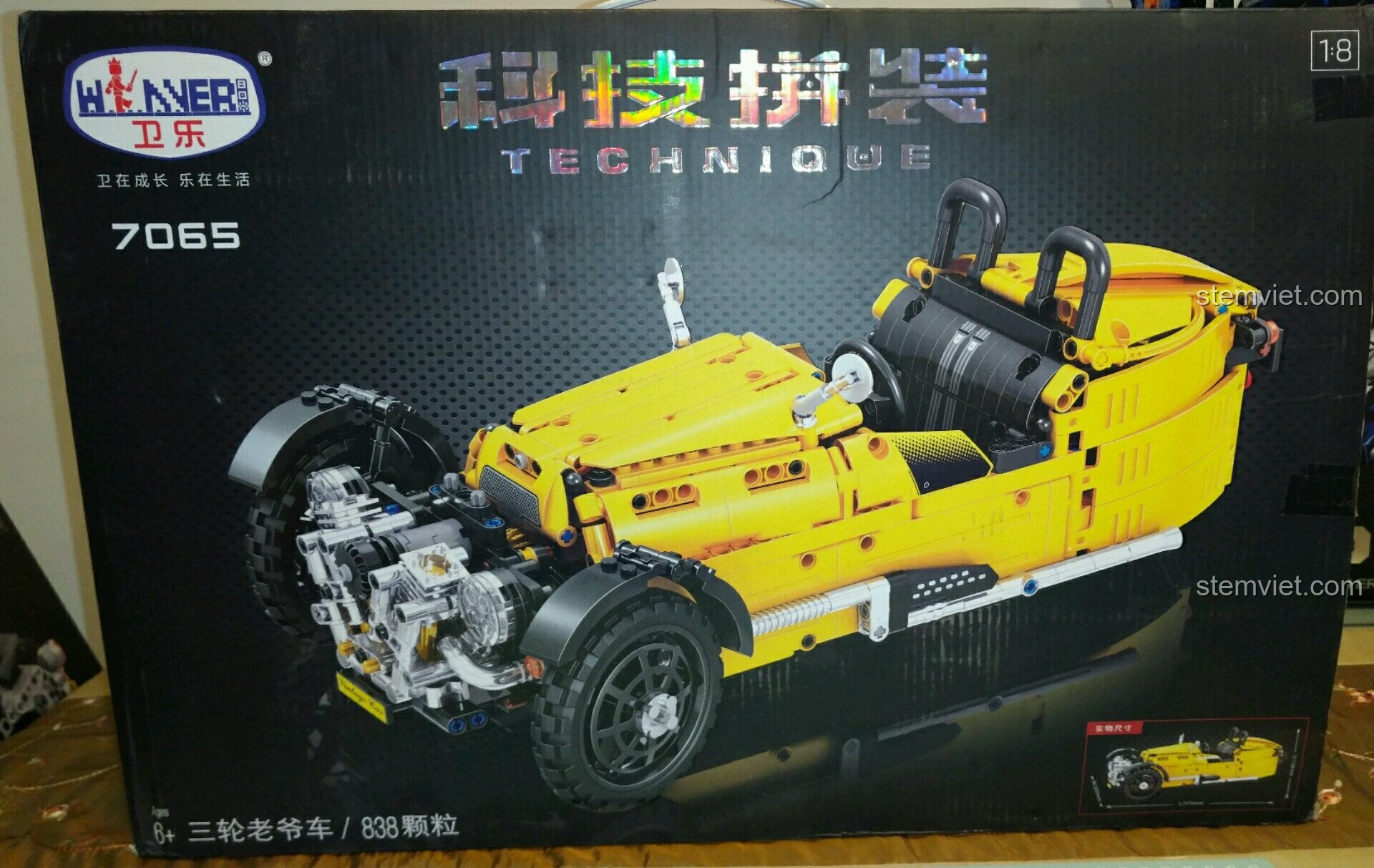 Hộp bộ lắp ghép Mô Hình Xe Morgan 3 Wheeler 7065 màu vàng nổi bật, thiết kế cổ điển độc đáo.