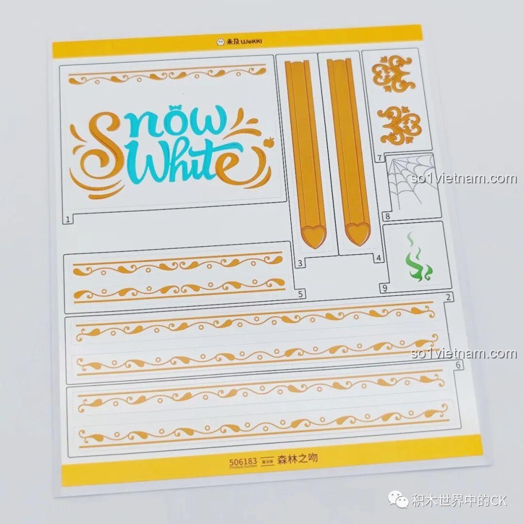 Tấm sticker trang trí cho bộ lắp ghép Nàng Bạch Tuyết Wekki với các họa tiết viền vàng và chữ Snow White.