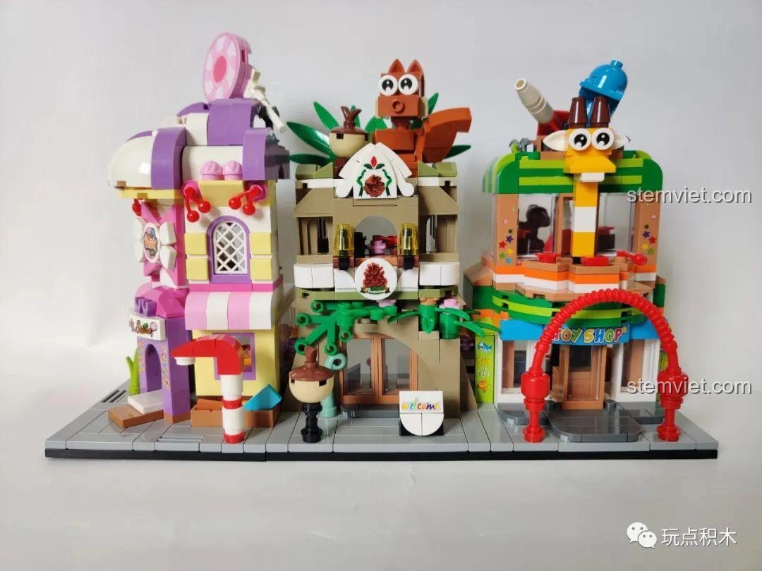 Toàn bộ 4 mô hình Bộ Lắp Ghép Phố Mini Sembo Block 601051-601054 được kết hợp lại thành một dãy phố hoàn chỉnh, sống động.