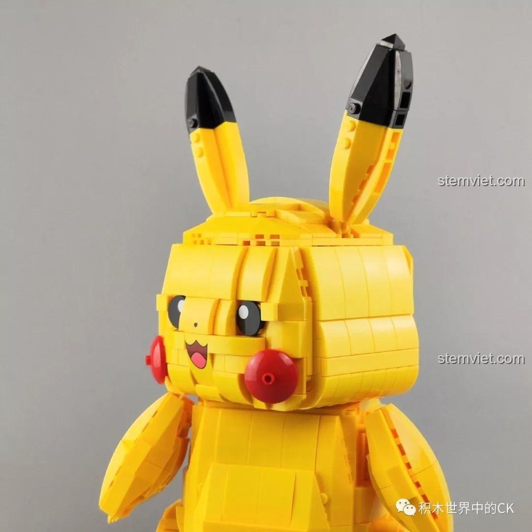 Mô hình Pikachu Keeppley S0101 đặt cạnh mô hình R2-D2
