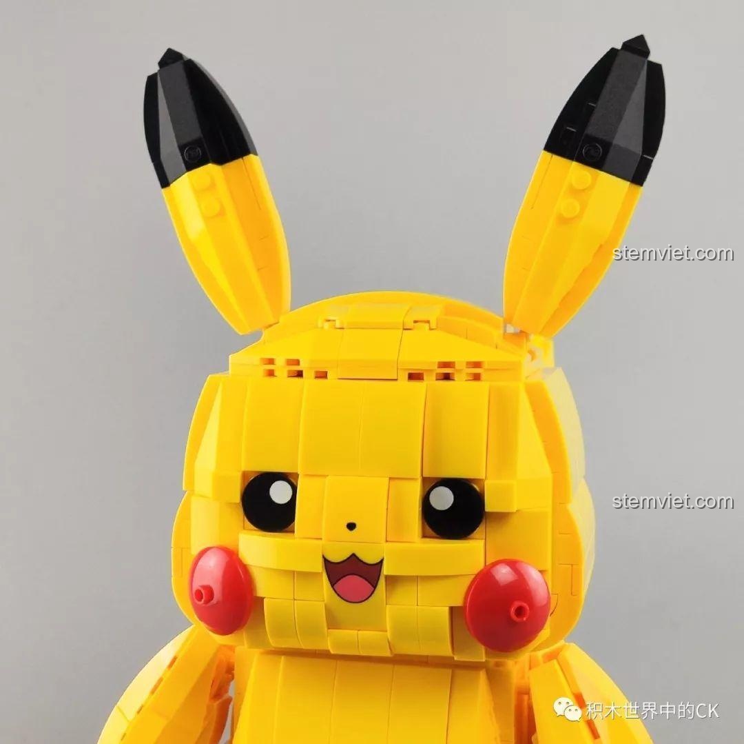 Mô hình Pikachu Keeppley S0101 đặt cạnh mô hình Star Wars