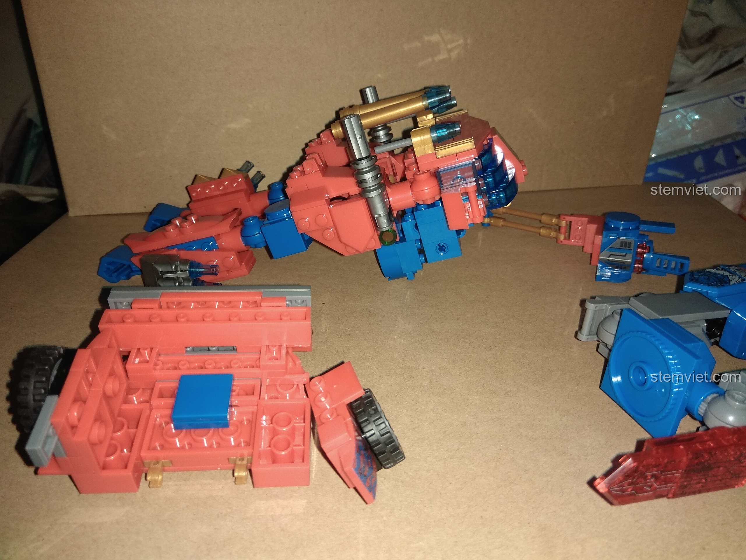 Hình ảnh bộ lắp ghép Robot Transformer Optimus Prime SY 951 bị vỡ thành nhiều mảnh do kết cấu yếu và lỏng lẻo.