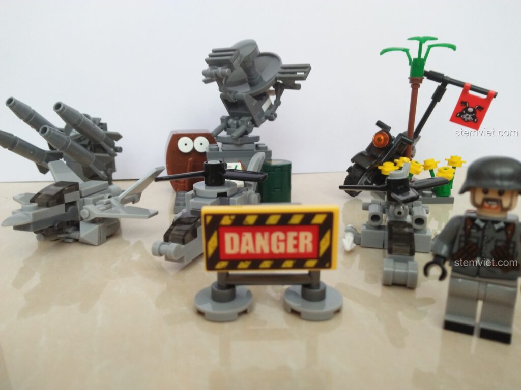 Toàn cảnh bộ đồ chơi lắp ghép SEMBO 11517 Máy bay quân sự hợp thể với ba mô hình máy bay và pháo mini cùng nhân vật lính.