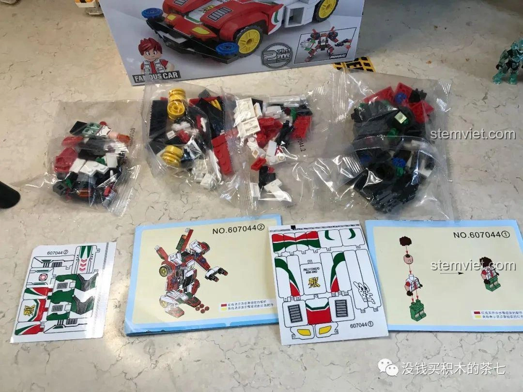 Các túi mảnh ghép, sách hướng dẫn và bộ sticker của bộ lắp ráp Sembo 607044 Xe đua Sonic Saber, sẵn sàng cho quá trình lắp ráp.