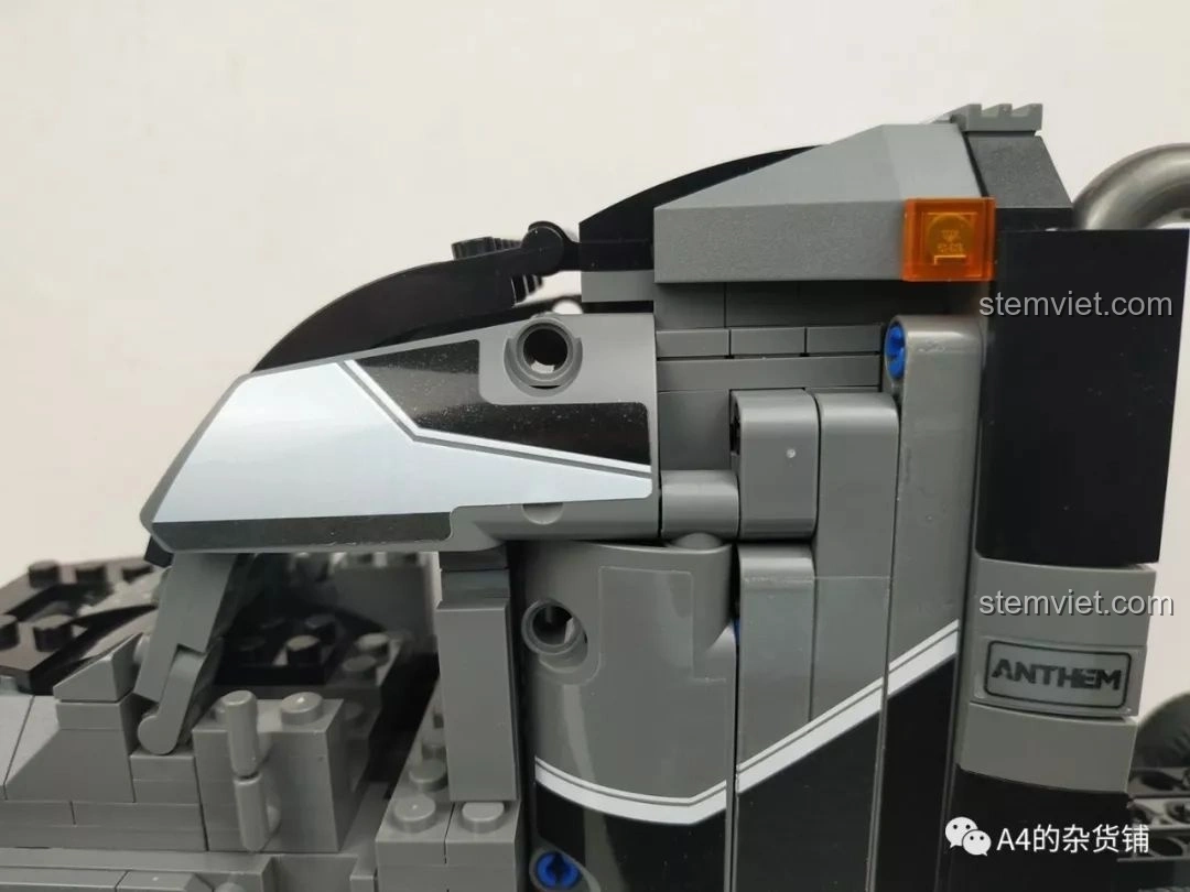 Hình ảnh minh họa vị trí lắp đặt chính xác của cánh gió trên cabin xe tải, của bộ lắp ráp Xe Tải Container Cơ Khí SEMBO 703940.