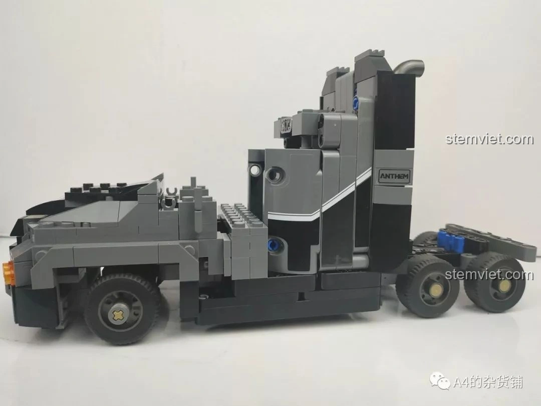 Góc nhìn ngang của phần đầu xe tải đã hoàn thiện, với các chi tiết màu xám và đen, của bộ lắp ráp Xe Tải Container Cơ Khí SEMBO 703940.