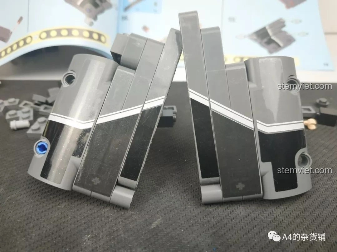 Hai mảnh ghép bên hông xe tải được thiết kế đối xứng, với các đường sọc trắng và đen, của bộ lắp ráp Xe Tải Container Cơ Khí SEMBO 703940.