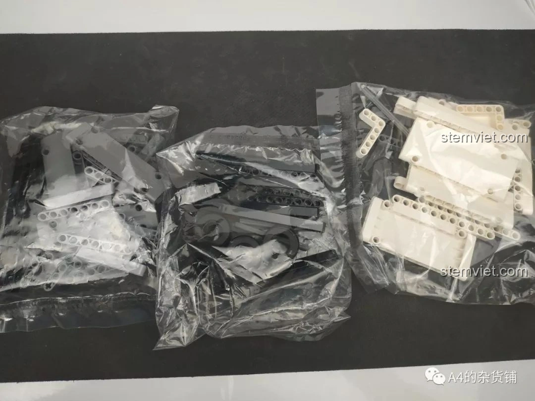 Các túi linh kiện chưa được đánh số của bộ lắp ráp Xe Tải Container Cơ Khí SEMBO 703940, phân loại theo màu sắc.