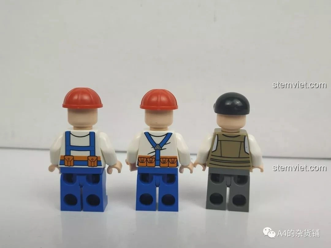 Mặt sau của ba nhân vật minifigure công nhân từ bộ lắp ráp Xe Tải Container Cơ Khí SEMBO 703940, cho thấy chi tiết in ấn.