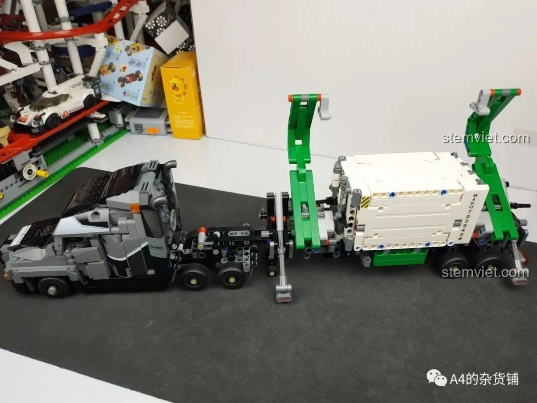 Toàn cảnh chiếc xe tải container cơ khí SEMBO 703940 đã hoàn thiện, với phần đầu xe và container được kết nối, nhìn từ bên hông.