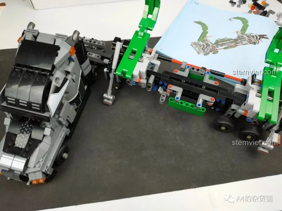 Xe tải đang ở tư thế đặc trưng của xe kéo rơ-moóc, với phần đầu xe và khung gầm được kết nối, của bộ lắp ráp Xe Tải Container Cơ Khí SEMBO 703940.