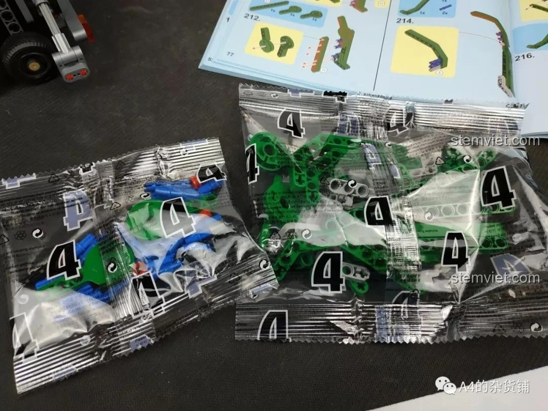 Các túi linh kiện được đánh số 4 của bộ lắp ráp Xe Tải Container Cơ Khí SEMBO 703940, chứa các mảnh ghép màu xanh lá cây cho cần cẩu.