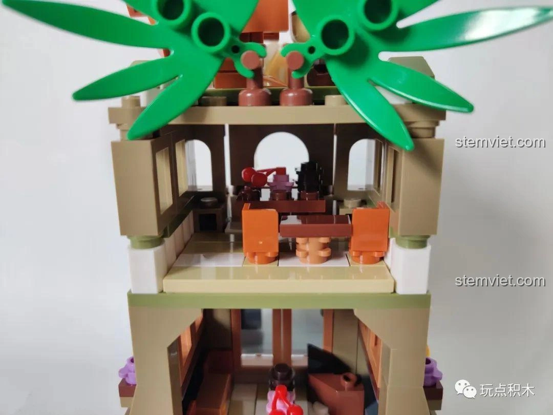 Tầng trên của mô hình cửa hàng hạt dẻ Sembo Block 601051, với không gian mở và các chi tiết trang trí.