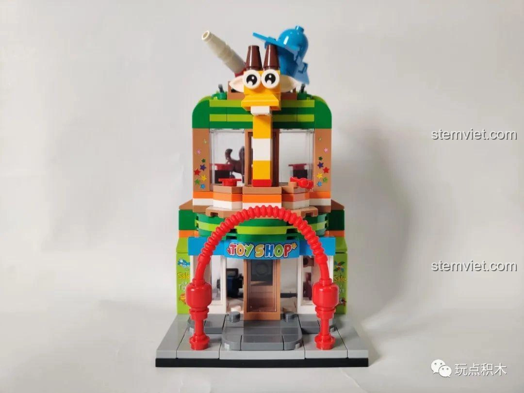Góc nhìn nghiêng của mô hình cửa hàng đồ chơi Sembo Block 601052, thể hiện các chi tiết trang trí bên hông và mái nhà.