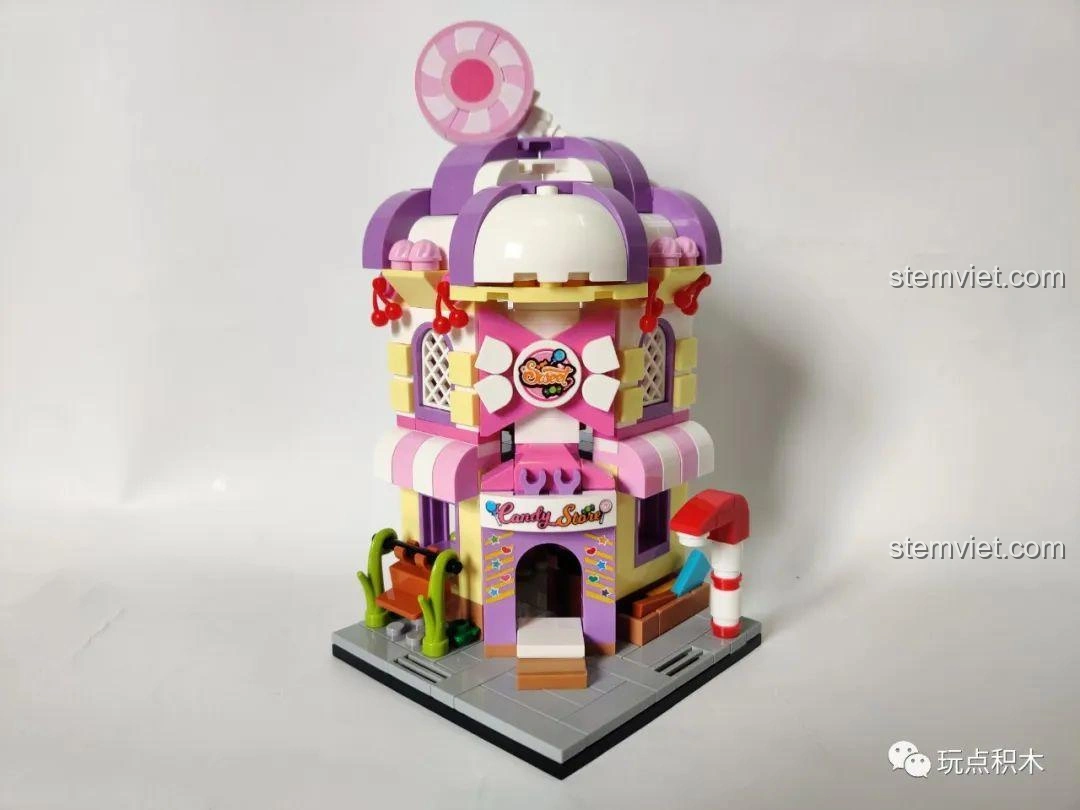 Nội thất bên trong cửa hàng kẹo Sembo Block 601053, với quầy kẹo và các lọ kẹo nhỏ.