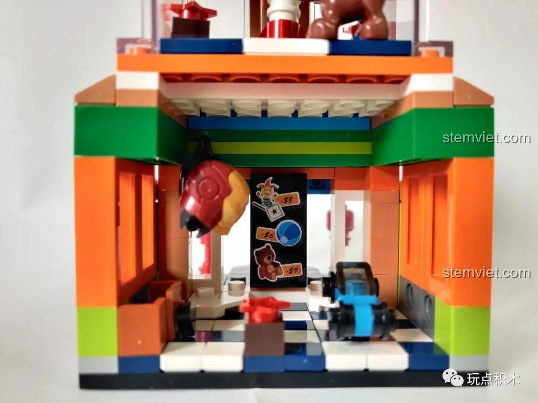 Hai mô hình cửa hàng hạt dẻ 601051 và cửa hàng đồ chơi 601052 của Sembo Block được kết hợp lại, tạo thành một dãy phố mini.