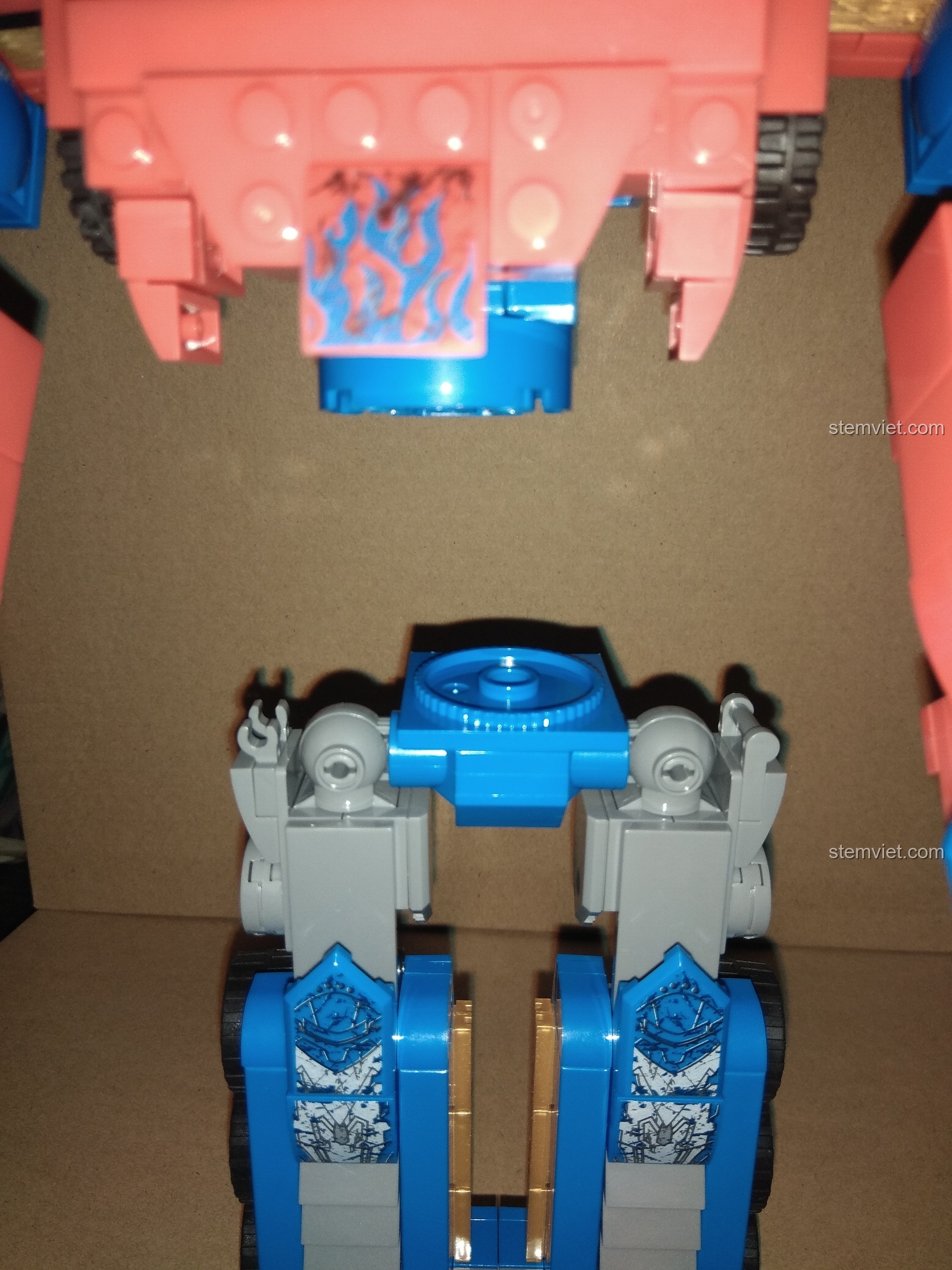 Điểm yếu chí mạng của bộ lắp ghép SY giá bình dân: khớp eo của robot Optimus Prime SY951 rất lỏng lẻo và dễ tách rời.