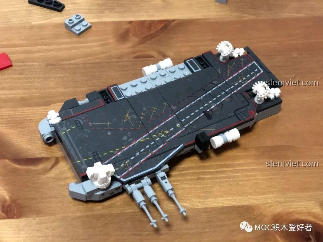 Mô hình Tàu sân bay Sơn Đông SEMBO hoàn chỉnh trên đế trưng bày đặc biệt, sẵn sàng trưng bày trong bộ sưu tập.