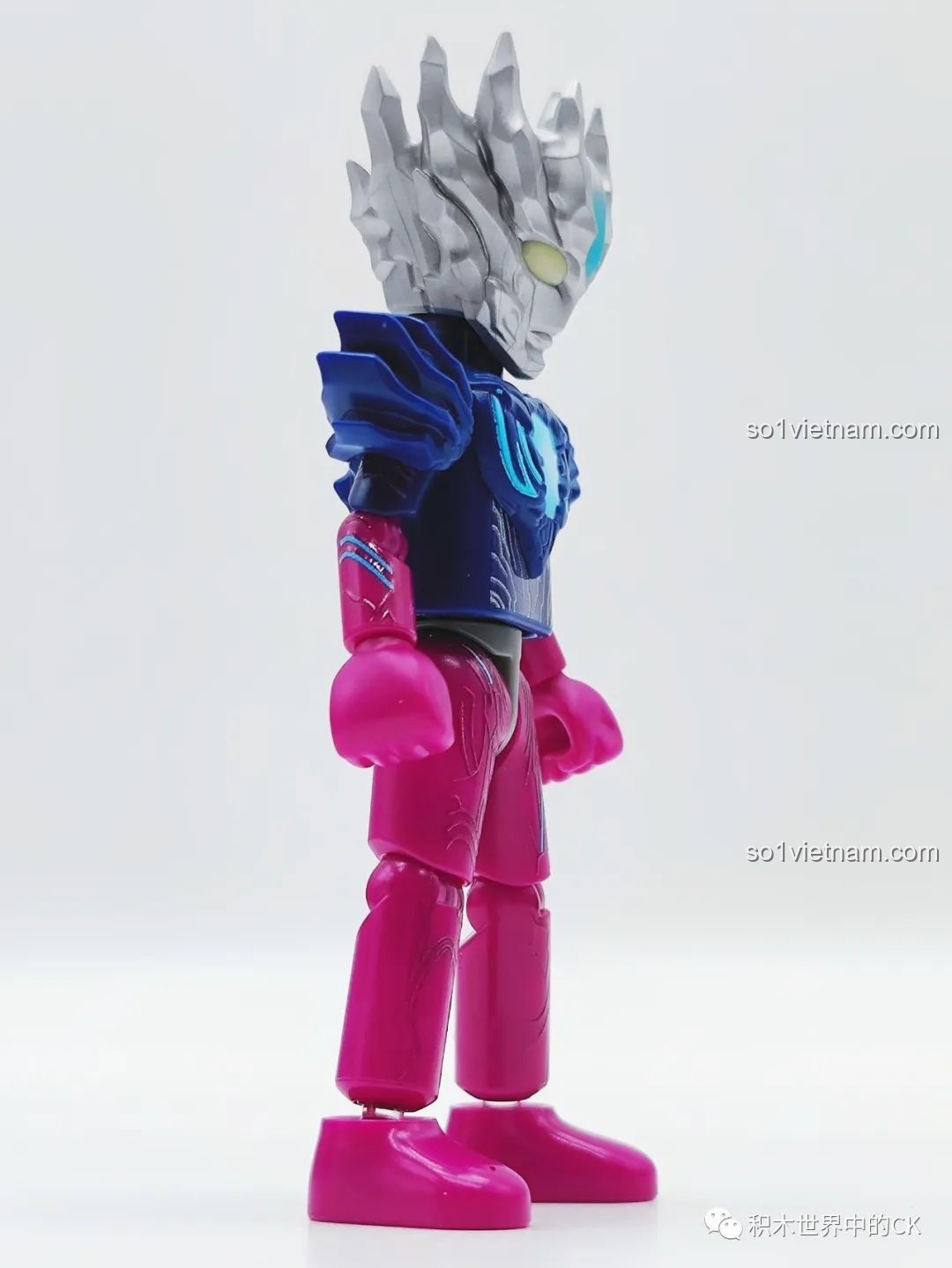 Nhân vật Dyna Ultraman được trưng bày trên đế từ bộ BLOKEES 71217