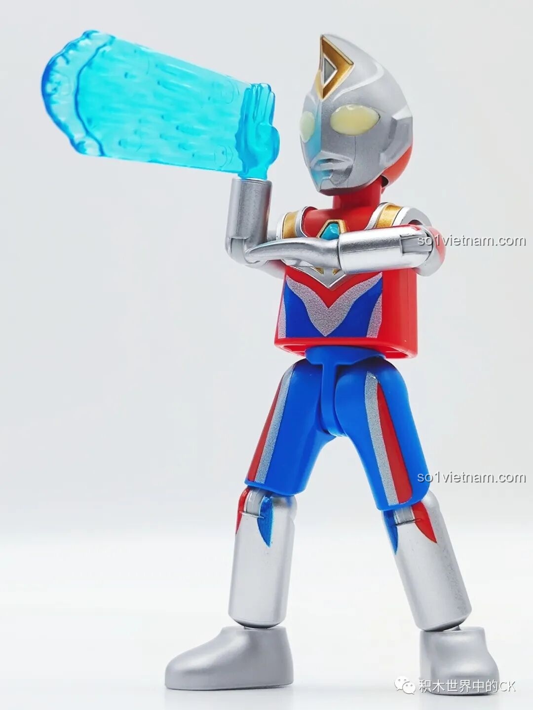 Nhân vật Flame Fighter ẩn được trưng bày trên đế từ bộ BLOKEES 71217