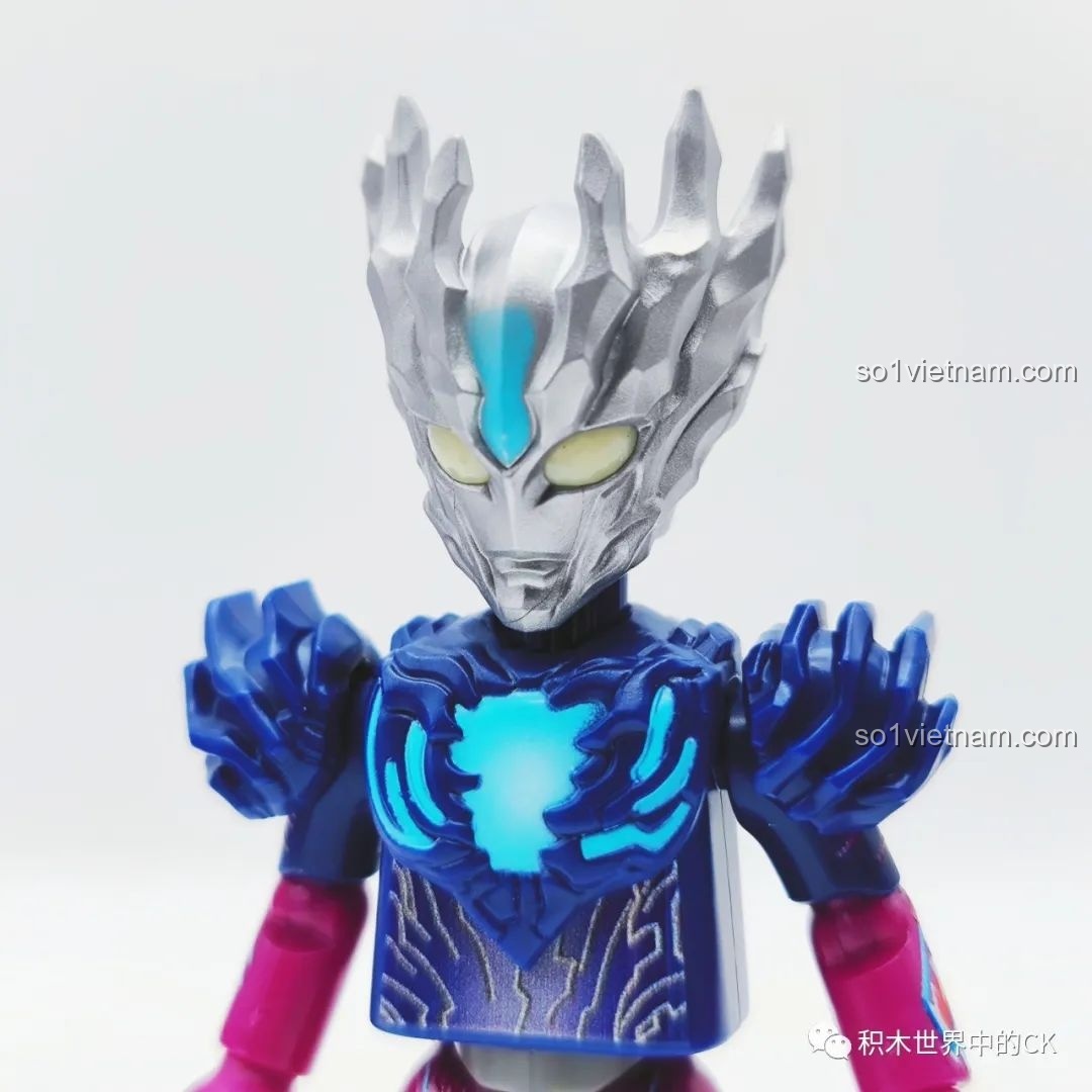 Nhân vật Mirror Knight được trưng bày trên đế từ bộ BLOKEES 71217