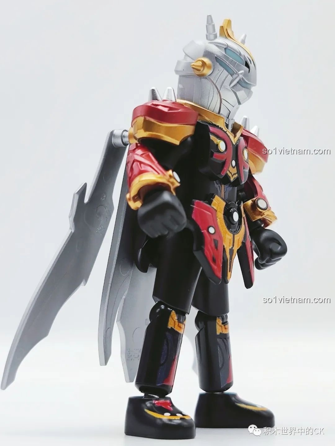 Nhân vật Mirror Knight tạo dáng với vũ khí từ bộ BLOKEES 71217