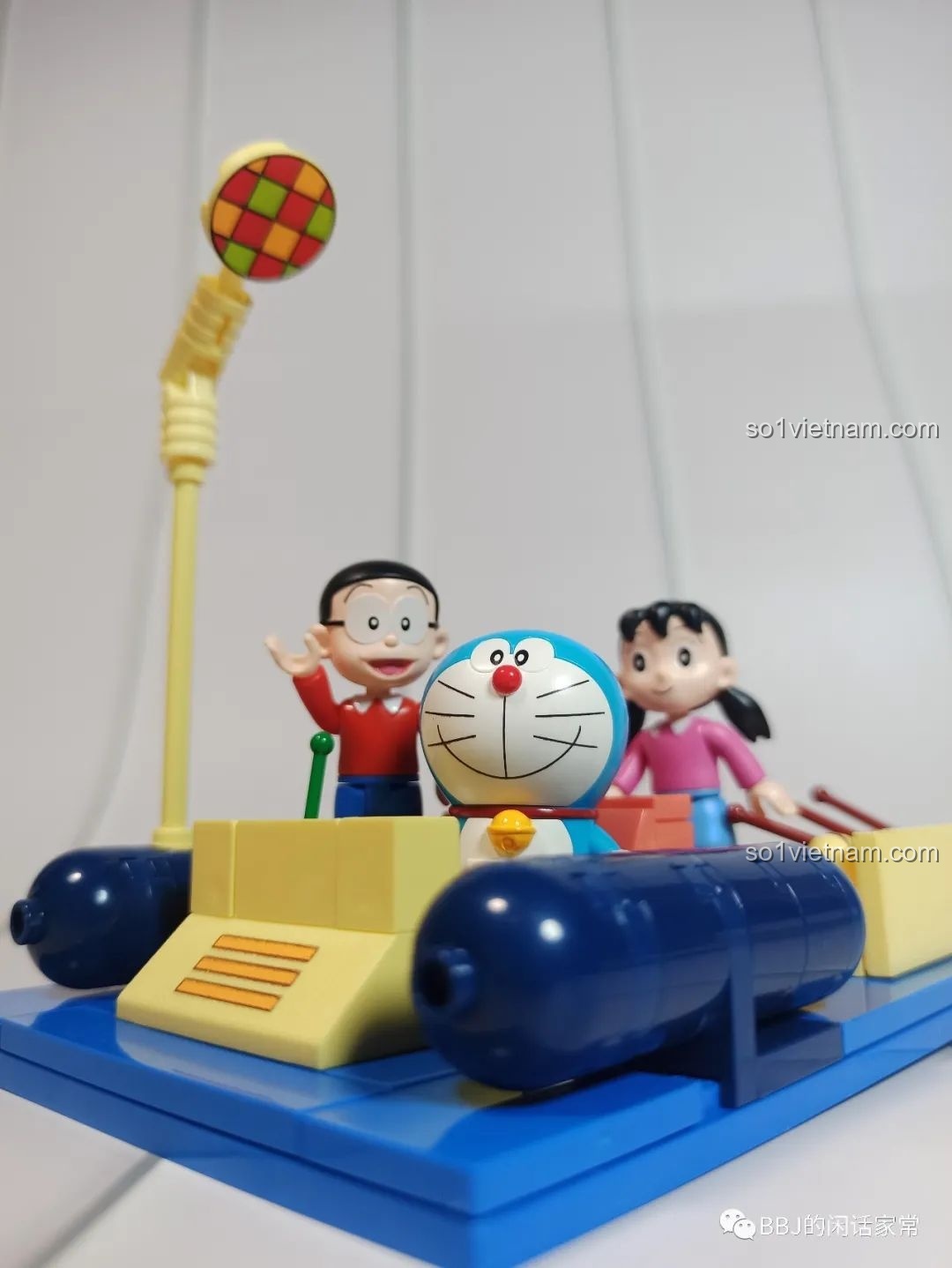 Phụ kiện vũ khí dạng tia năng lượng màu trắng.