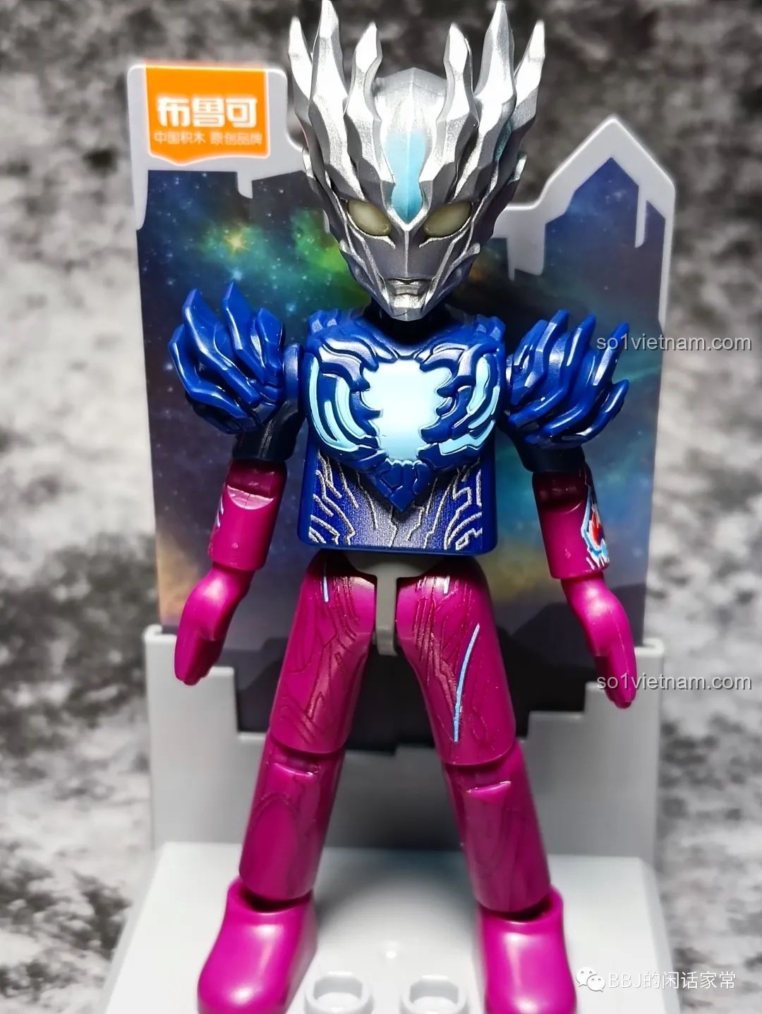 Phụ kiện vũ khí dạng kiếm và cung tên.