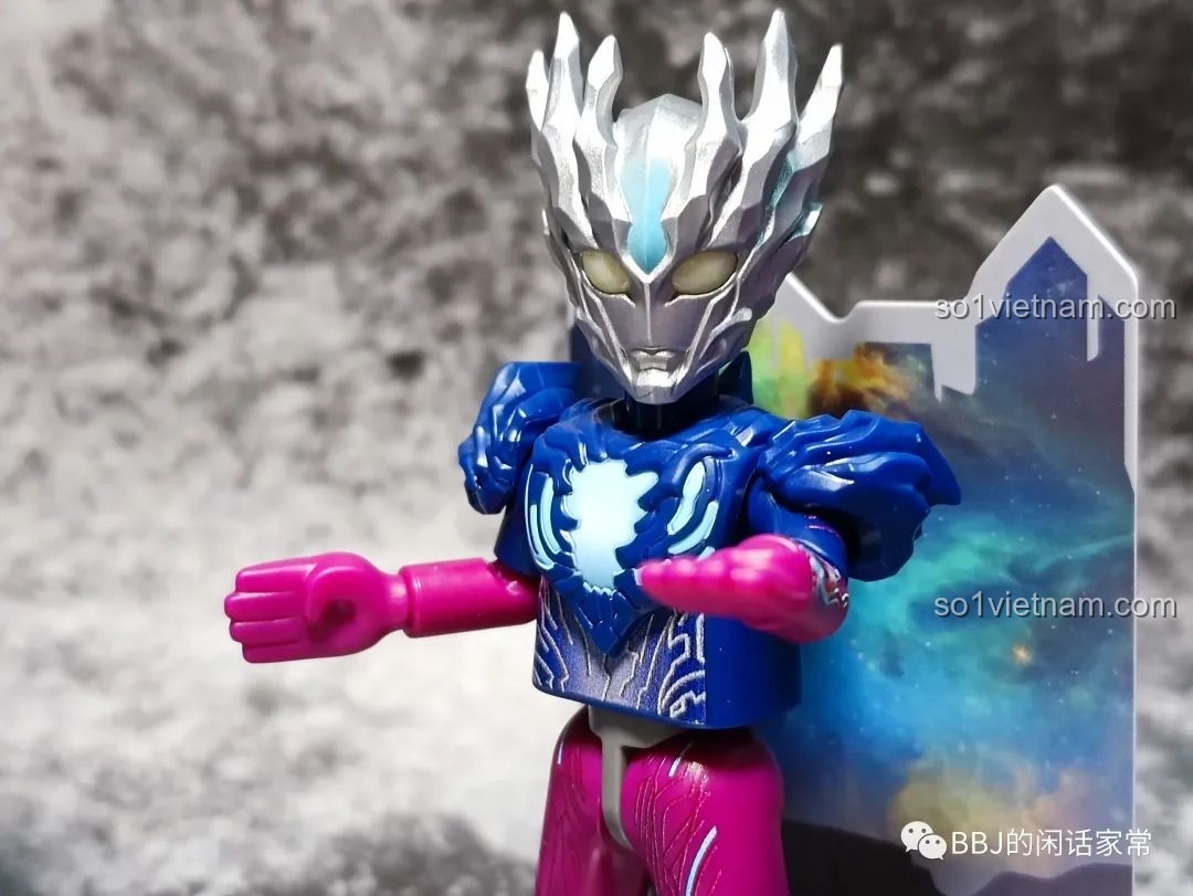 Phụ kiện vũ khí dạng tia năng lượng màu xanh.