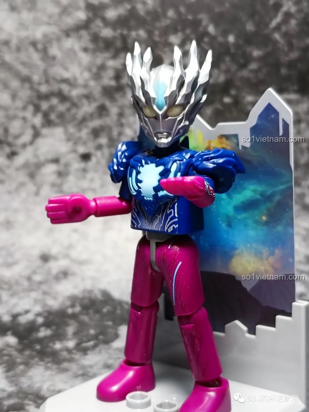 Phụ kiện vũ khí dạng kiếm năng lượng màu xanh.