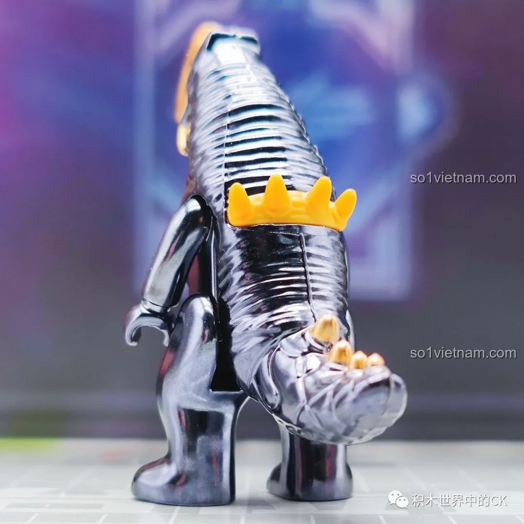 Mặt sau của nhân vật quái vật Black King trong bộ đồ chơi lắp ghép Ultraman đối kháng 75102