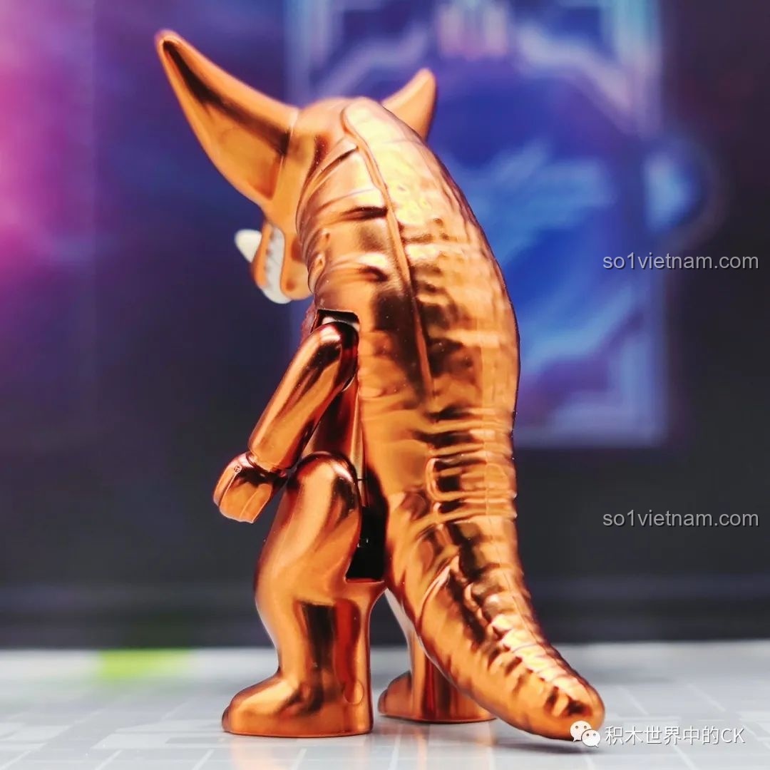 Mặt sau của nhân vật quái vật Gomora trong bộ đồ chơi lắp ghép Ultraman đối kháng 75102