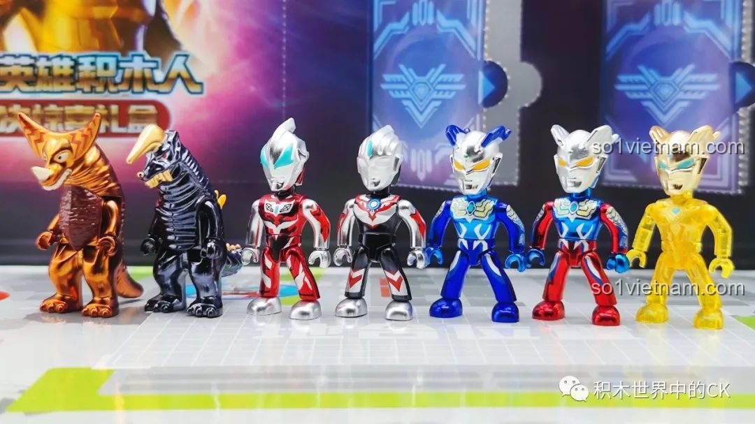 Nhân vật Ultraman và quái vật Gomora trên sân khấu chiến đấu của bộ đồ chơi lắp ghép 75102