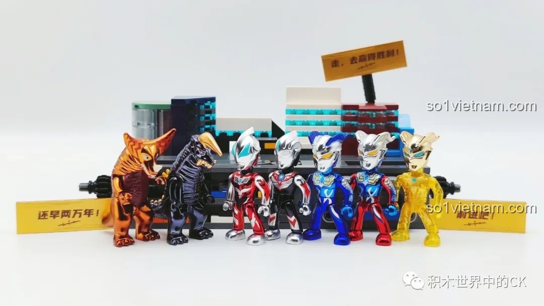 Các nhân vật Ultraman và quái vật trên sân khấu chiến đấu của bộ đồ chơi lắp ghép 75102