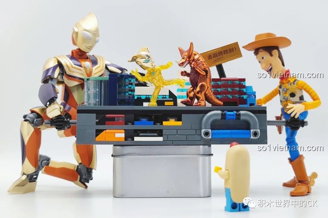 Các nhân vật Ultraman và quái vật trên sân khấu chiến đấu của bộ đồ chơi lắp ghép 75102