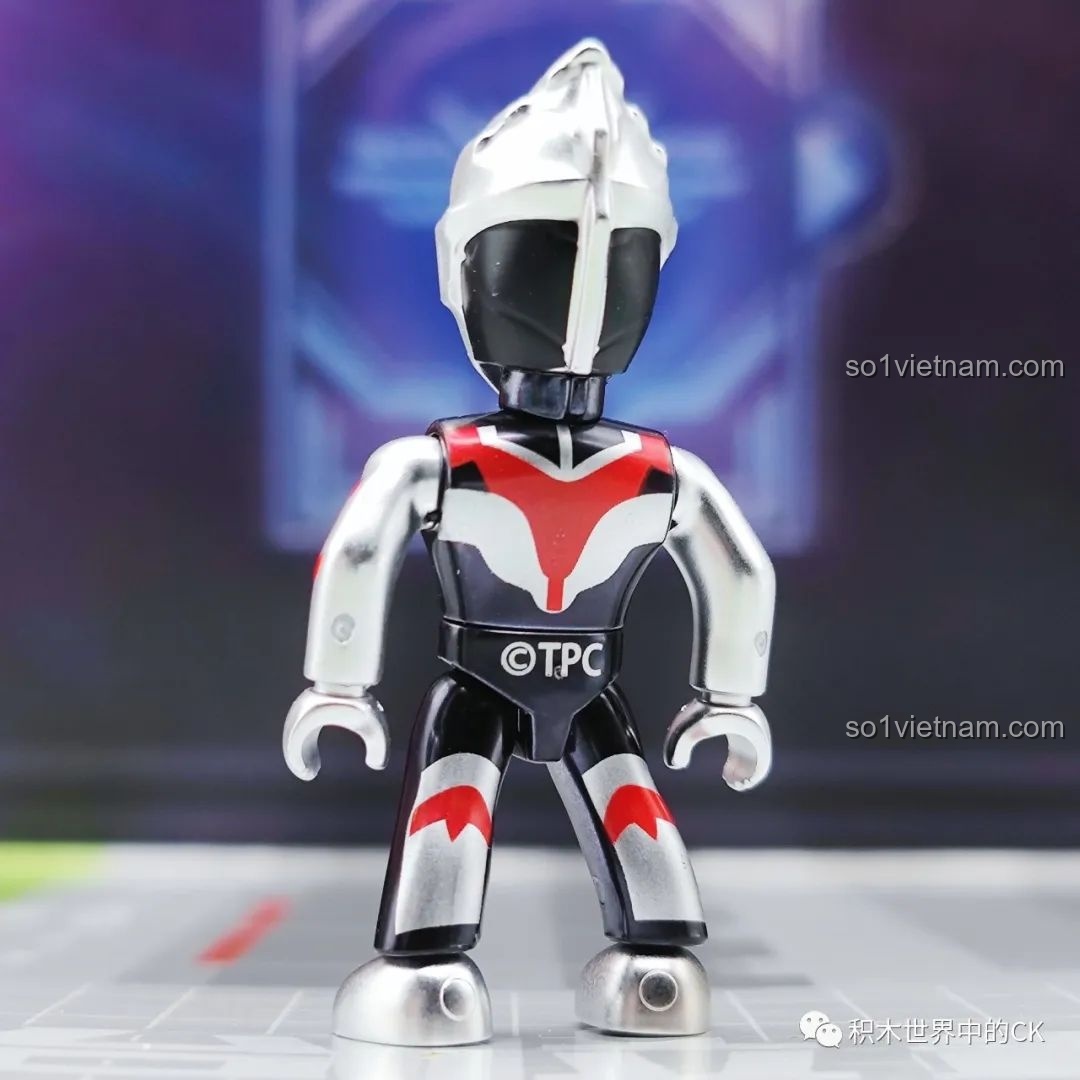 Mặt sau của nhân vật Ultraman Orb Origin trong bộ đồ chơi lắp ghép Ultraman đối kháng 75102